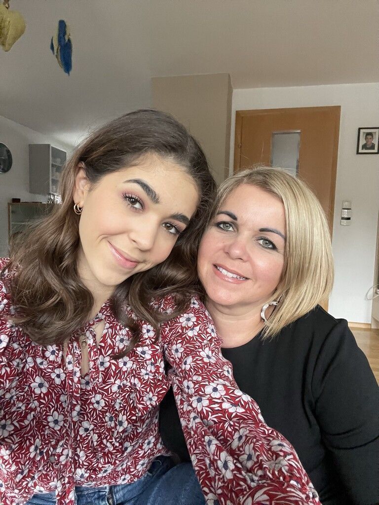 Mit Mama Nicole: „Meine Mama sagt immer, ich hätte das alles von ihr”, erzählt Leonie und lächelt.