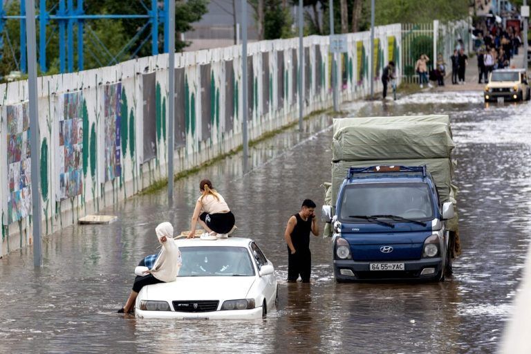 Nach anhaltenden Regenfällen in Ulaanbaatar in der Mongolei ist diese Straße völlig überflutet. AFP