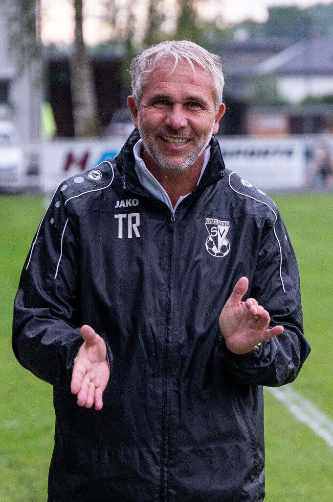 Nach dem Premierensieg war auch Coach Rainer Spiegel bestens gelaunt.serra