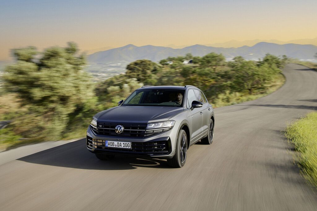 Autonews der Woche VW Touareg R-Modell aufpoliert / Update für den Range Rover Evoqe / Neuer Volvo EX 30