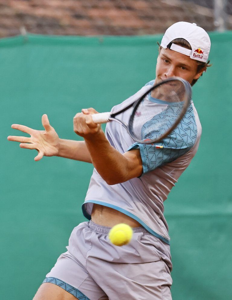 Nach Gold bei den Unter-16-Jährigen im Vorjahr strebt Joel Schwärzler bei den U18-Titelkämpfen in Klosters der nächsten EM-Medaille entgegen. Tennis Klosters