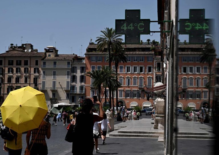Nahe der Spanischen Treppe in Rom zeigte das Thermometer am Montag 44 Grad an.  AFP