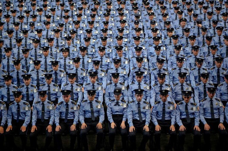 Neue Mitglieder der kosovarischen Polizei nehmen an der Abschlussfeier in Prishtina teil. AFP
