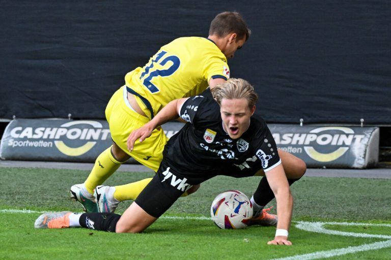 Noah Bischof im Duell mit Denis Suarez.