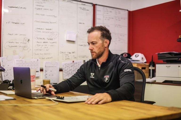 Noch ist der Laptop der wichtigste „Trainingspartner“ für Headcoach Dylan Stanley.