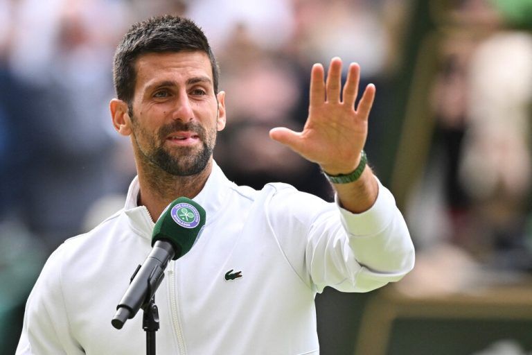 Novak Djokovic kämpfte mit seinen Tränen bei der Siegerehrung.apa