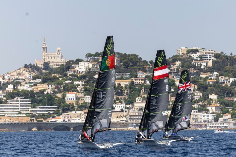 Packendes Duell um die Positionen im 49er mit Benjamin Bildstein/David Hussl (Bildmitte).World Sailing