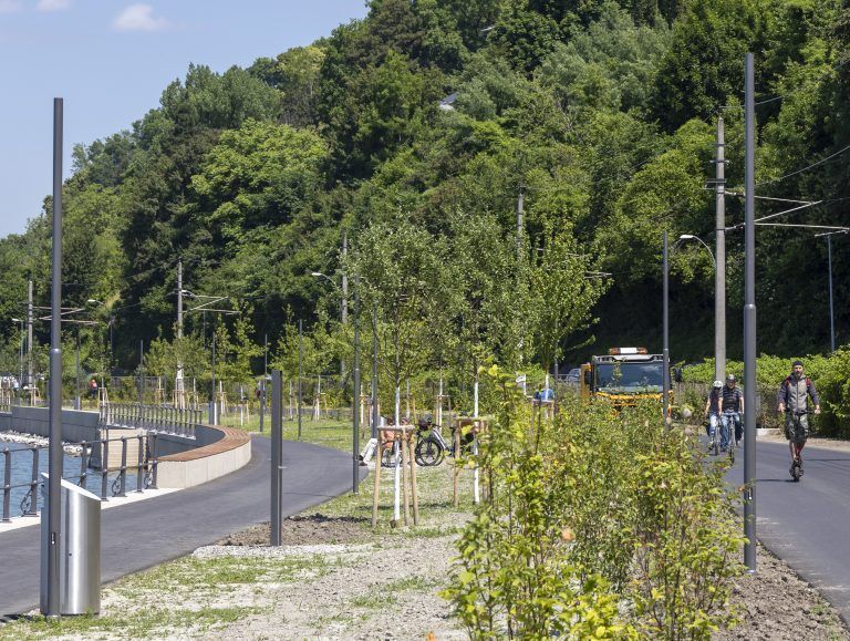 Auch der Fußweg ist bislang nicht beleuchtet.