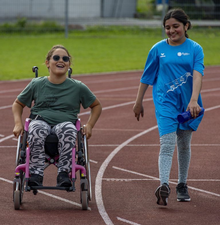 Aurora ging mit gutem Beispiel voran und spulte selber, begleitet von einer Klassenfreundin, einige Runden auf ihrem Rollstuhl herunter.