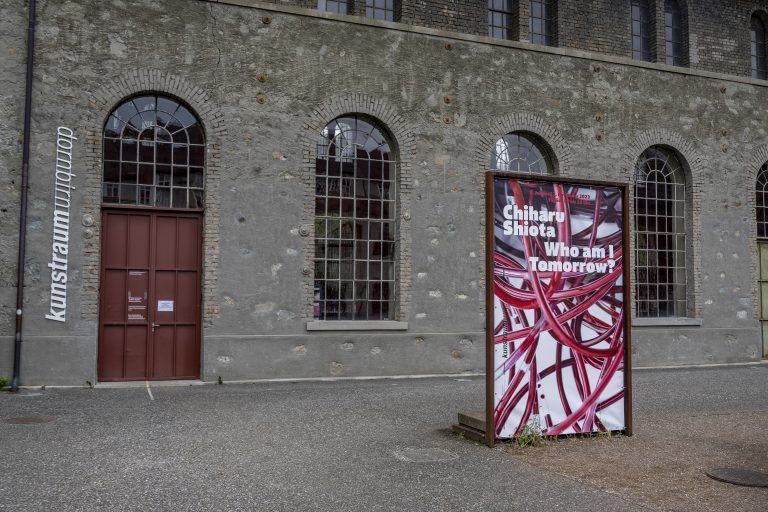 Chiharu Shiota entwickelte unter dem Titel „Who am I Tomorrow?“ eine neue, erstmalig realisierte Installation.