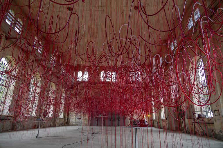 Chiharu Shiota entwickelte unter dem Titel „Who am I Tomorrow?“ eine neue, erstmalig realisierte Installation. Die Eröffnung findet am Donnerstagabend statt, die Ausstellung dauert bis zum 12. November. VN/Paulitsch