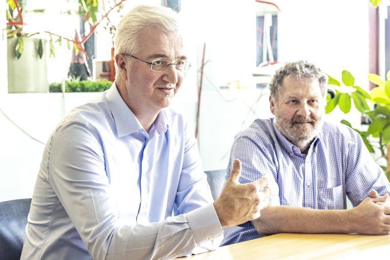 Josef Rupp (r.) und sein Nachfolger als Firmen-CEO, John Broekmans, beim Gespräch in der VN-Redaktion: hohe Unternehmenskultur und eine gute internationale Expansion. <span class="copyright">VN/Paulitsch</span>