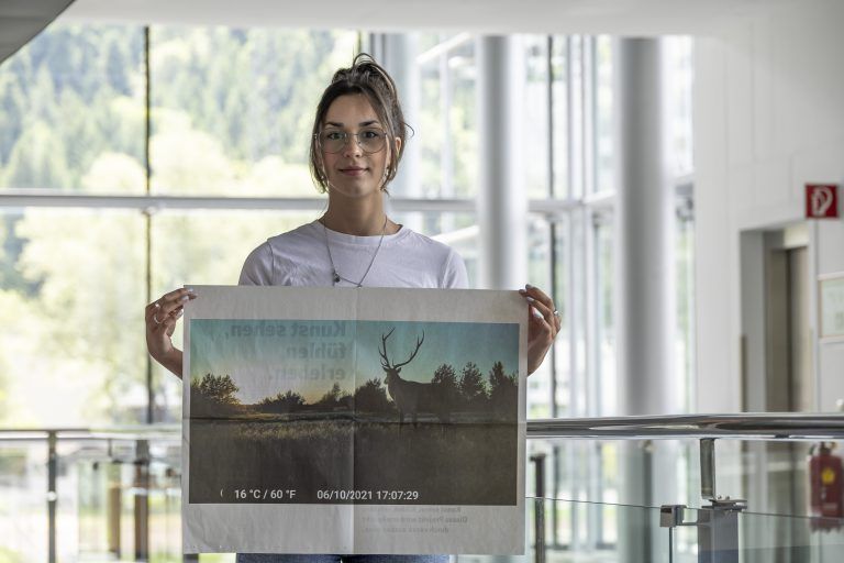 Jermolaewa signiert die Panoramaseite. ROLAND PAULITSCH