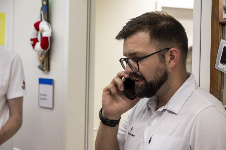 Markus Schlichte klärt mit der RFL ab, ob das Einsatzteam warten oder weiterfahren soll.
