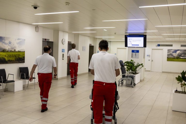 Der Patient wird immer bis an den entsprechenden Behandlungsort gebracht.