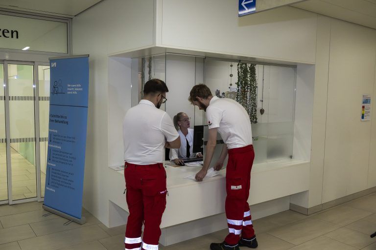 Auch die Anmeldung des Patienten übernehmen die RK-Mitarbeiter.