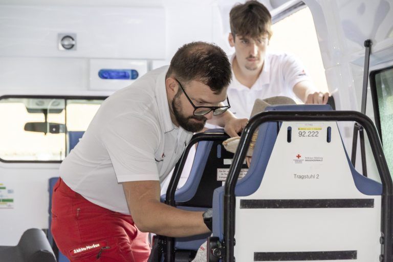 Ganz genau wird darauf geachtet, dass der Patient gut und sicher sitzt oder liegt. 