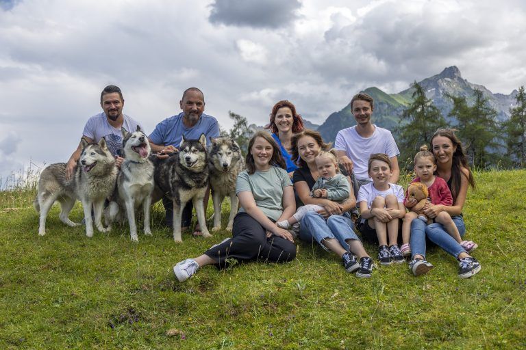 Die Hunde gehören zur Familie und werden von allen geschätzt.
