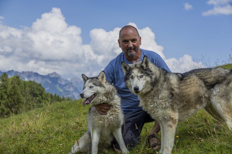 Toni Kuttner tut sich selbst und anderen mit seinen Hunden viel Gutes.<span class="copyright"> VN/Paulitsch</span>