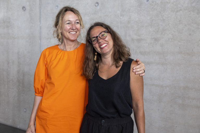 Kulturservice-Leiterin Judith Reichart und Künstlerin Dafna Maimon.