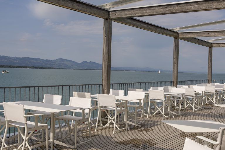 Auf der Terrasse des Badehauses dominiert die Farbe Weiß . 