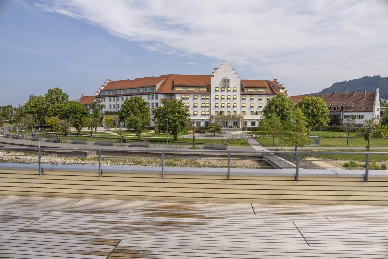 Der Blick von der Terrasse des Badehauses auf das Seehotel. 