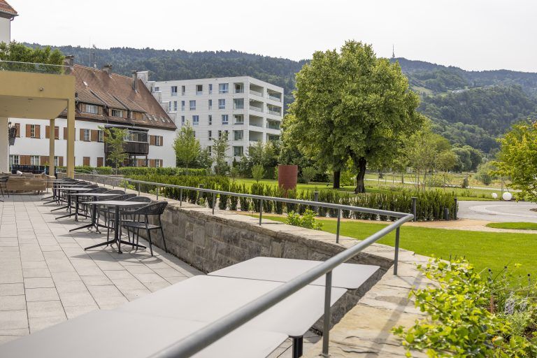 Die Terrasse mit Gartenblick. 