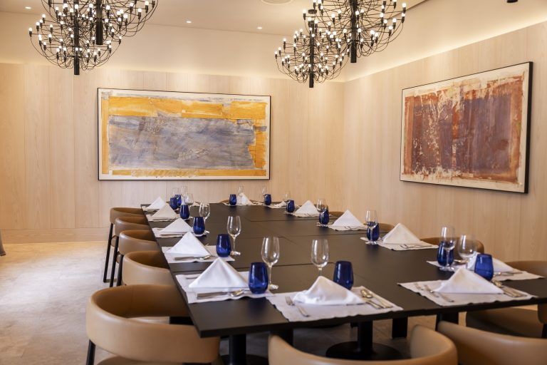 Dieser Raum des Restaurants kann auch für Veranstaltungen gemietet werden. An den Wänden sind, wie im gesamten Hotel, Bilder von Vorarlberger Künstlern zu sehen. 