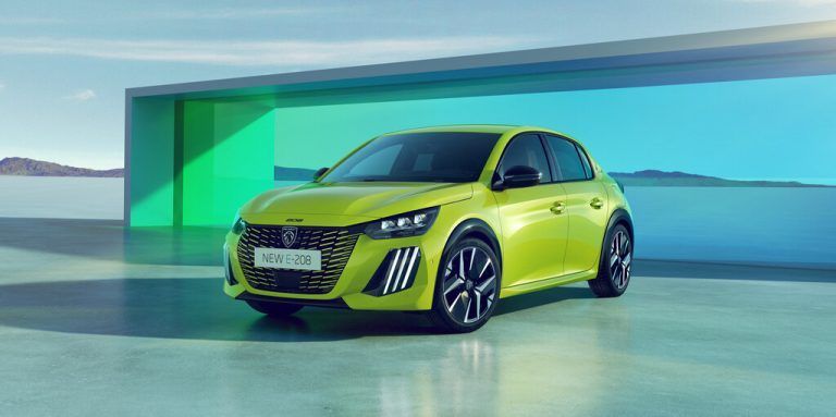 Peugeot frischt seinen Kleinwagen 208 auf. Der europäische Bestseller kommt Anfang November mit modifizierter Technik und optischen Verfeinerungen auf den Markt. Wie gehabt gibt es den 4 Meter langen 208 mit konventionellen Motoren sowie mit einem batterieelektrischen Antrieb. Erkennungsmerkmal sind eine neue Lichtgrafik. Innen gibt es neue Sitzbezüge und ein überarbeitetes Kombiinstrument. Die 1,2-Liter-Benziner sind nun Mildhybride mit 100 oder 136 PS. 156 PS leistet der e-208 mit 54-kWh-Akku und 400 Kilometer Reichweite.