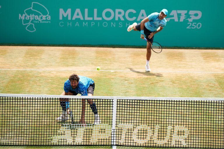 Philipp Oswald (hinten) und Robin Haase stehen beim ATP-250er-Rasenturnier auf Mallorca im Endspiel. Quality Sport Images/Queimadelos