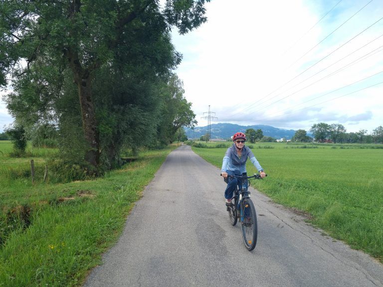 Grün, so weit das Auge reicht. Da wird eine Radausfahrt zum puren Genuss. 