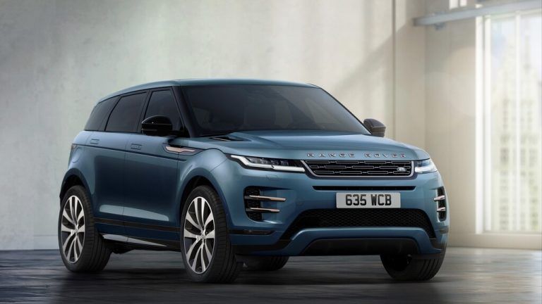 Range Rover hat sein Lifestyle-SUV Evoque zum neuen Modelljahr leicht renoviert. Wichtigste Neuerung ist eine aufgeräumte Mittelkonsole, dank der Integration der Klimaanlagen-Bedienung in den auf 11,4 Zoll gewachsenen Infotainment-Touchscreen. Unterhalb vom Display ist nun Platz für eine große Ablage mit Smartphone-Ladeschale. Außerdem gibt es einen neuen Gangwahlschalter und ein neues Dreispeichenlenkrad. Äußerliche Änderungen zum Modelljahr 2024 sind ein modifiziertes Kühlergrillgitter und neue LED-Pixel-Scheinwerfer.