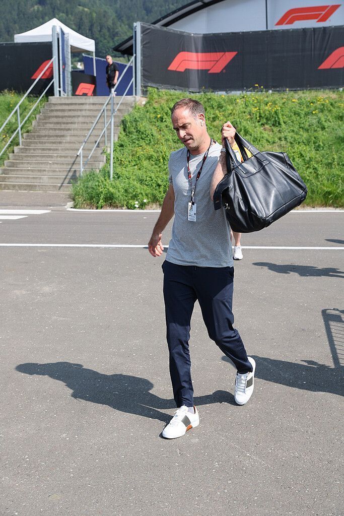 Red-Bull-Firmenchef Oliver Mintzlaff trifft im Fahrerlager ein.