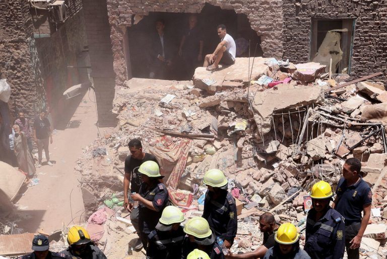 Rettungskräfte suchten am Montag in Kairo nach Verschütteten. reuters