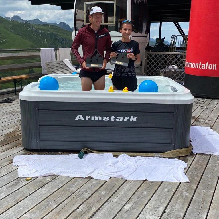 Sabine Reiner (rechts) freute sich über den Sieg im Berglauf über zehn Kilometer.