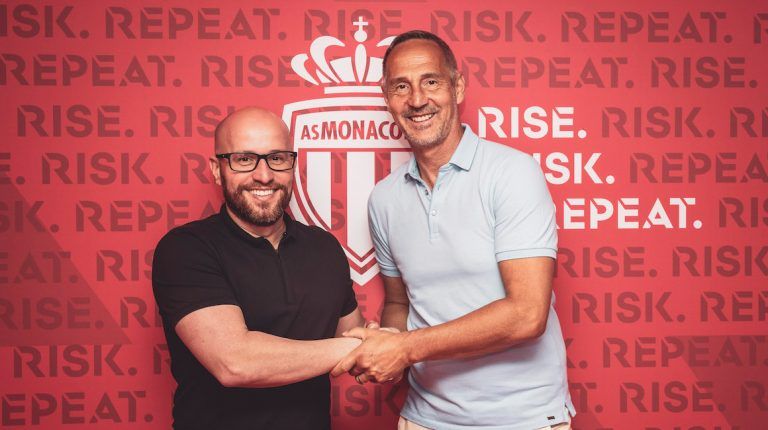 Adi Hütter bei seiner Vorstellung zusammen mit Monacos brasilianischen Sportdirektors Thiago Scuro. <span class="copyright">Klub</span>