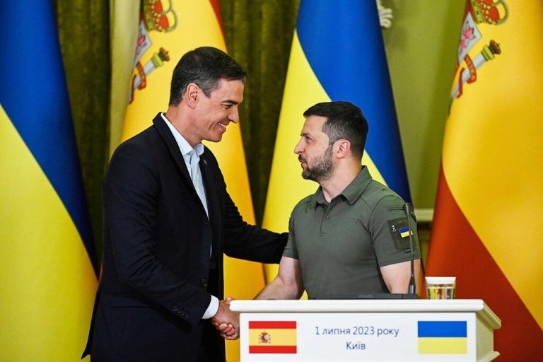 Spaniens Premier Pedro Sánchez hat den EU-Ratsvorsitz übernommen. Seine erste Reise in der Funktion führte ihn zu Wolodymyr Selenskyj. AFP