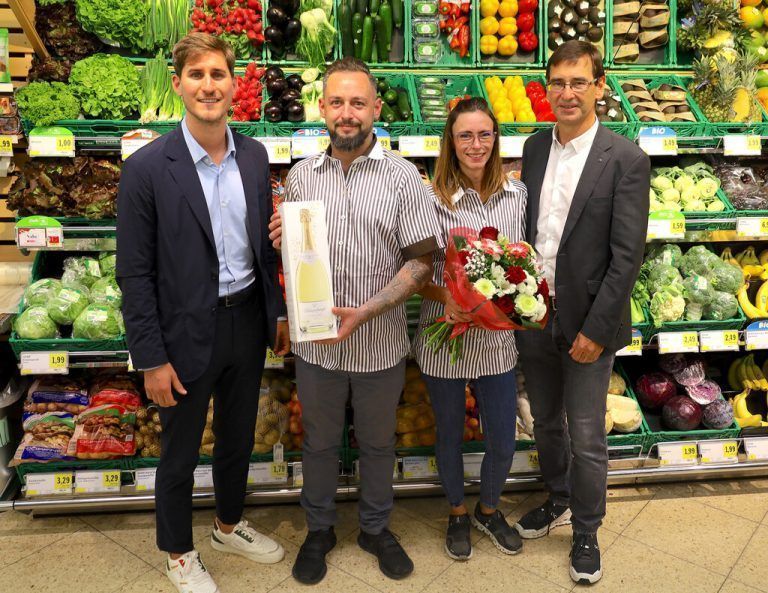 Spar-Kaufmann Sascha Jordan ist neuer Spar-Kaufmann in Bregenz-Weidach. Er übernahm gemeinsam mit seiner Frau Christina den Markt als selbständiger Kaufmann von Salih Ciftci. Die Prokuristen Valentin Drexel und Jürgen Wilhelm gratulierten dem Ehepaar zur Eröffnung. spar