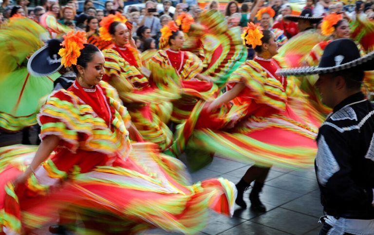 Tänzerinnen aus Mexiko nehmen an einem Volkstanzfestival in der Stadt Bitola, im Südwesten von Nord­mazedonien, teil. Reuters