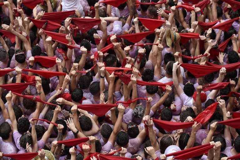 Tausende Menschen schwenkten beim Auftakt die roten Halstücher.AFP