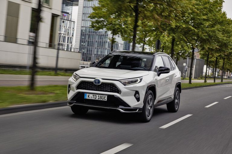 Toyota RAV4 Plug-in-Hybrid: Der aufladbare Teilzeit-Elektriker ist der Leis-tungskönig seiner Baureihe, mit einer sportlichen Systemleistung von 306 PS.