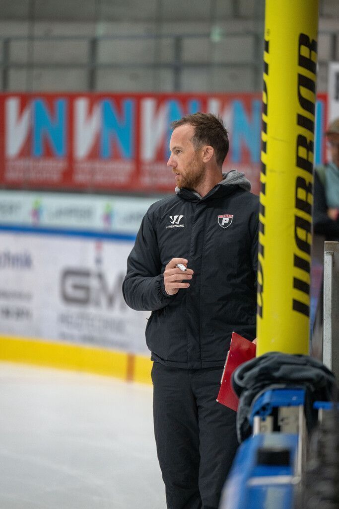 Trainer Dylan Stanley erklärt die Übungen.