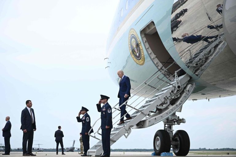 US-Präsident Joe Biden verlässt die Air Force One in Maryland, um nach einem Aufenthalt in South Carolina ins Weiße Haus zurückzukehren. AFP