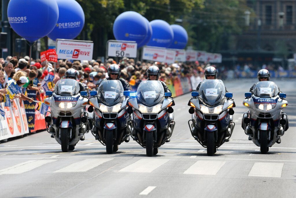14 Polizeifahrzeuge, 108 Polizisten und 180 Streckenposten