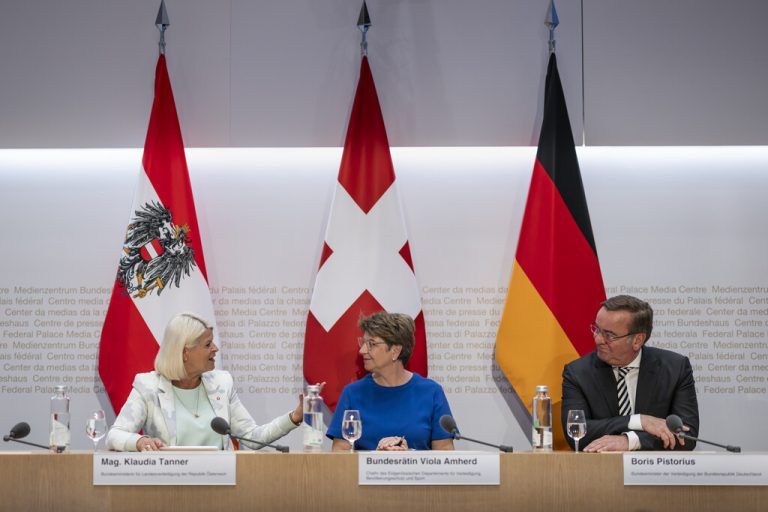 Verteidigungsministerin Tanner und ihre Amtskollegen aus der Schweiz und Deutschland, Amherd und Pistorius, in Bern. apa/Keystone