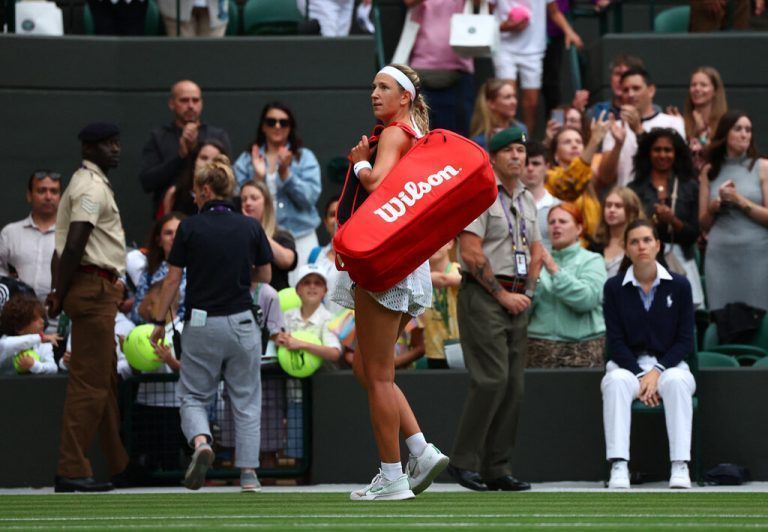 Verwunderter Blick von Asarenka über die Buhrufe beim Verlassen des Platzes.Reuters