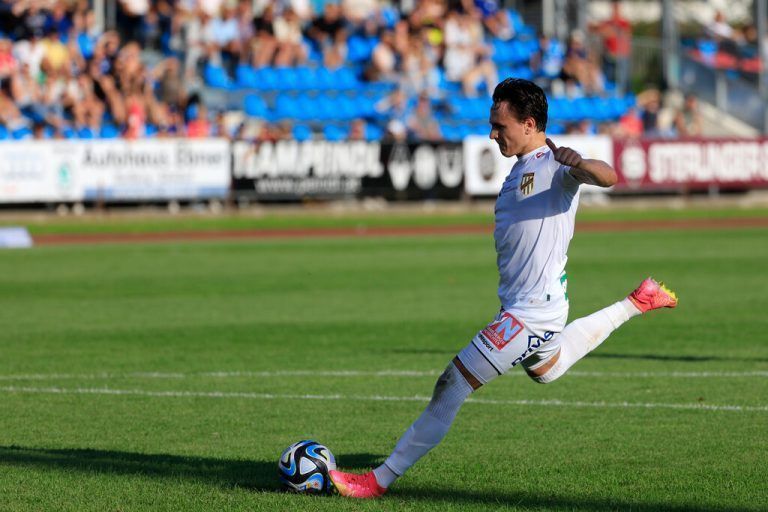 Vom Punkt erzielte Lukas Fridrikas seinen 17. Bundesliga-Treffer für Austria Lustenau - und sicherte dadurch einen Punkt.GEPA