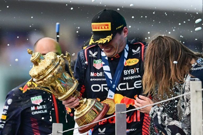 Von der Champagnerdusche für Sieger Max Verstappen blieb auch Lucy Frazer, die britische Ministerin für Kultur, Medien und Sport, nicht verschont.apa