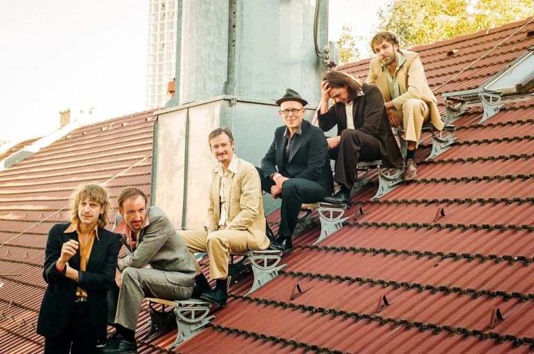 Voodoo Jürgens (links) kommt mit seiner Band Ansa Panier ins Ländle und sorgt für einen tollen Abschluss bei der Veranstaltungsreihe „Open Air am Marktplatz“.Voodoo Jürgens/Florian Lehner