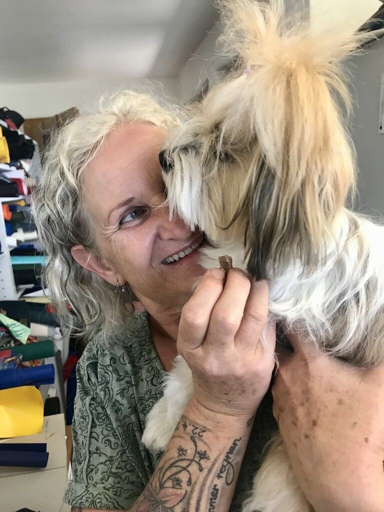 Wenn Brigitte Ranacher-Payer in der Werkstatt arbeitet, ist Hund Ilvy immer dabei.